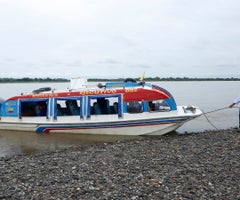 El transporte fluvial es de vital importancia en la región