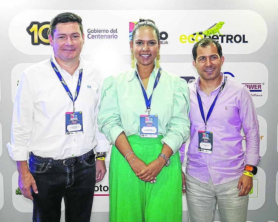 Carlos Carreño, administrador del Centro Comercial San Silvestre; Susana Meza, directora ejecutiva de ProBarrancabermeja; y Carlos Andrés López, jefe de Expansión de Smart Fit