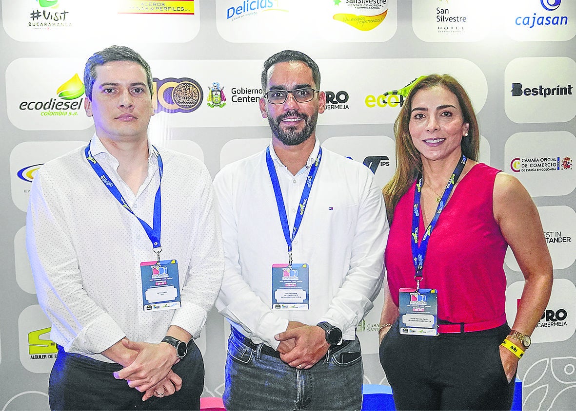 Jaime Oviedo, representante legal de RVO; Jhon Castañeda, vpte. de Junta Directiva de ProBarrancabermeja; y Sofía Marcela Cerón, presidente de la Junta Directiva de ProBarrancabermeja