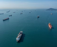 Buques de carga esperan en la zona de fondeo para cruzar el Canal de Panamá.