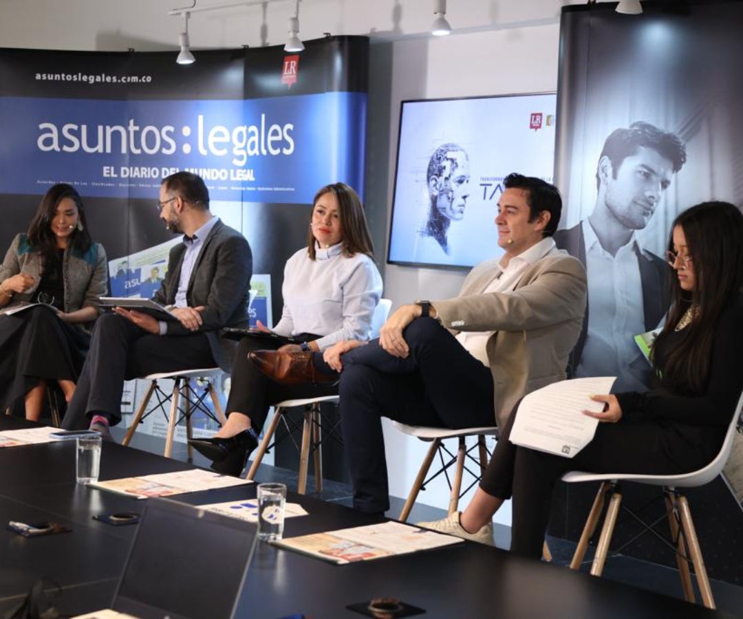 Karen Mora, periodista; Germán Borromei, presidente de Oracle para Colombia y Ecuador; Constanza Engativá, subdirectora de competencias digitales de MinTIC; Sergio Andrés Pulgarín Molina, vicerrector de la Universidad del Rosario e Ingrid Hernández, asesora presidencial/coordinadora del grupo de transformación digital de la Presidencia de la República.