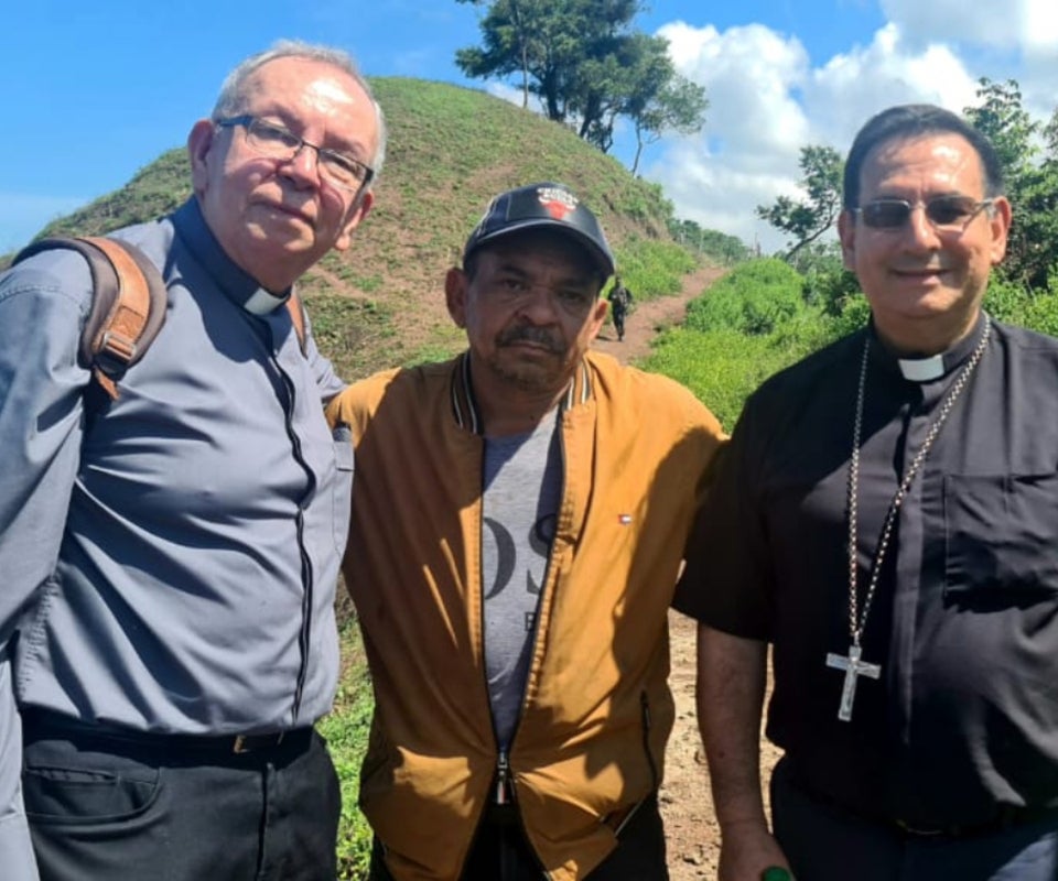Con Luis Manuel Díaz ya se encuentran el Monseñor Francisco Ceballos (izquierda), obispo de Riohacha y el Monseñor Héctor Henao (derecha), delegado para las relaciones Iglesia-Estado