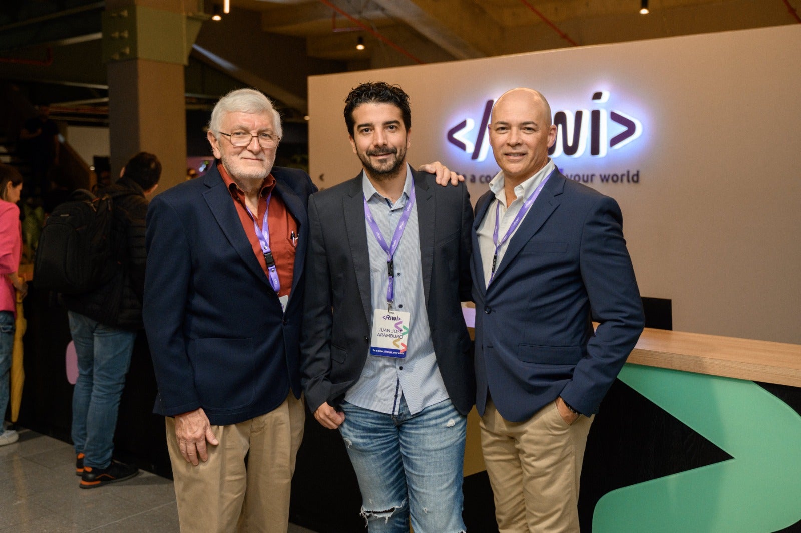 Juan José Aramburo, cofundador Riwi; Alberto Godoy; y Mariana Gómez, jefe de comunicaciones Riwi.