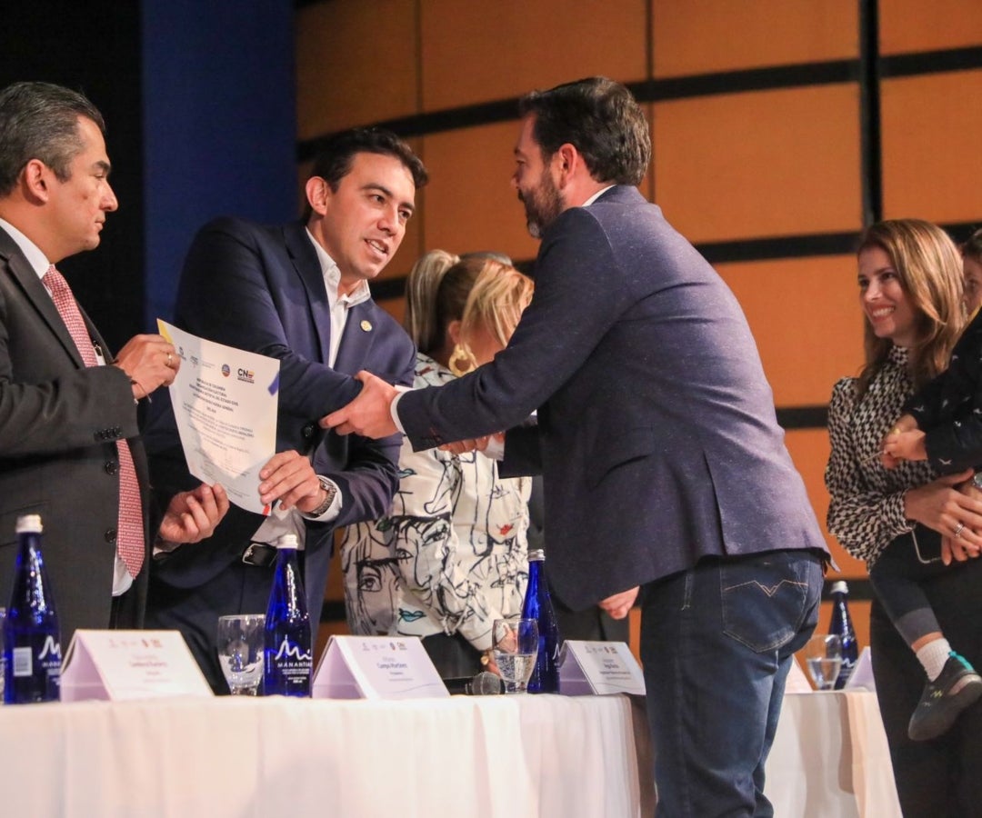 Carlos Fernando Galán recibiendo su credencial