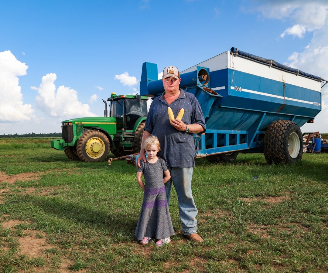 Abram Loewen, menonita de la Finca Liviney junto a su hija Ana