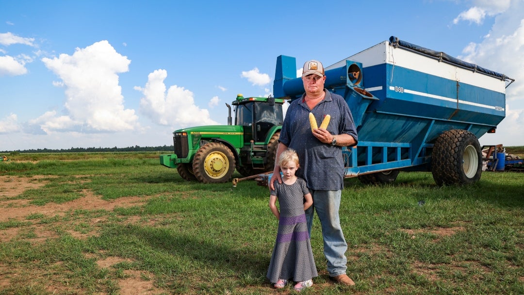 Abram Loewen, menonita de la Finca Liviney junto a su hija Ana Abram Loewen, menonita de la Finca Liviney junto a su hija Ana