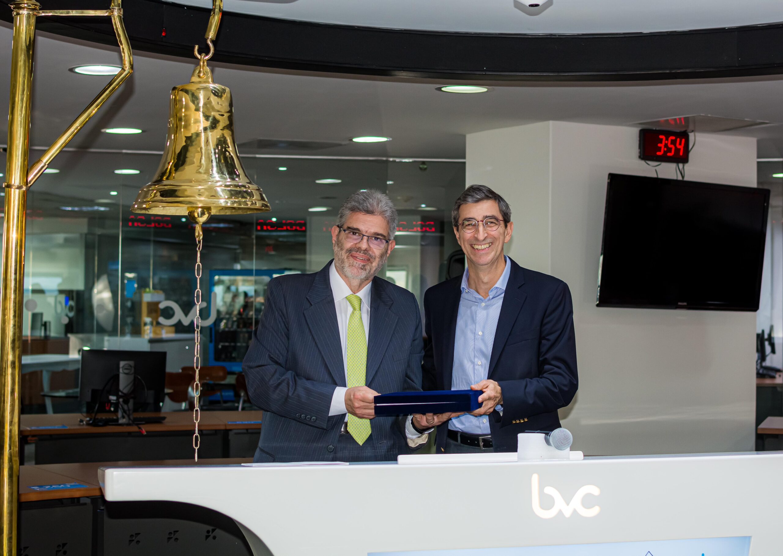 Jorge Hernán Jaramillo, autor del libro, y Juan Pablo Córdoba, CEO de Nuam Exchange.