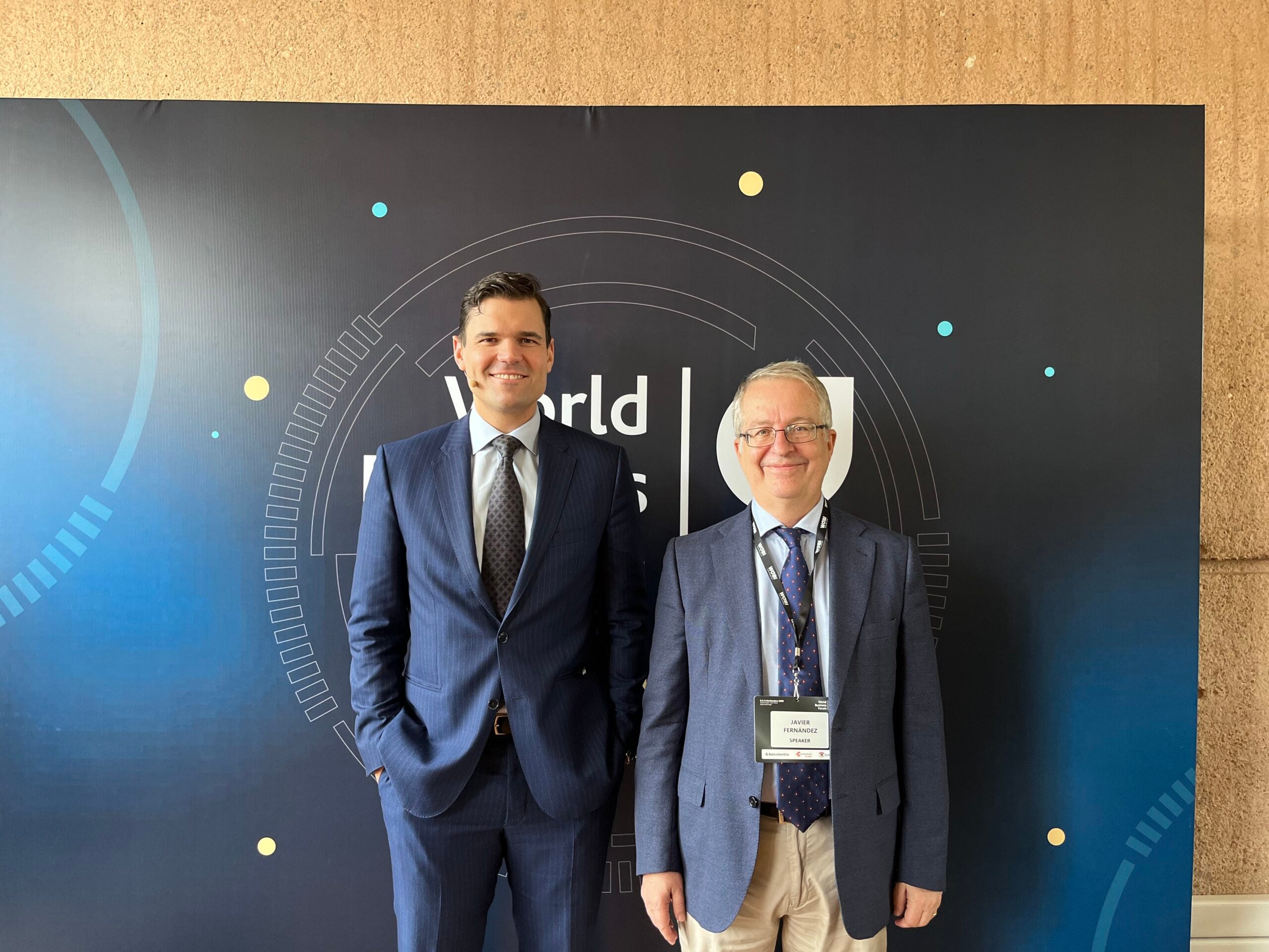 Alex Tapscott, escritor; y Javier Fernández Aguado, escritor y doctor en economía.