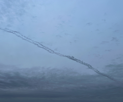 Rastros de misiles en el cielo sobre la ciudad después de un ataque con misiles rusos