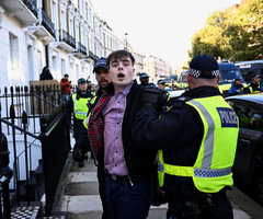 Manifestante de extrema derecha es detenido por agentes de la policía de Londres