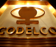 El logo de Codelco, el mayor productor de cobre del mundo, en su sede en el centro de Santiago