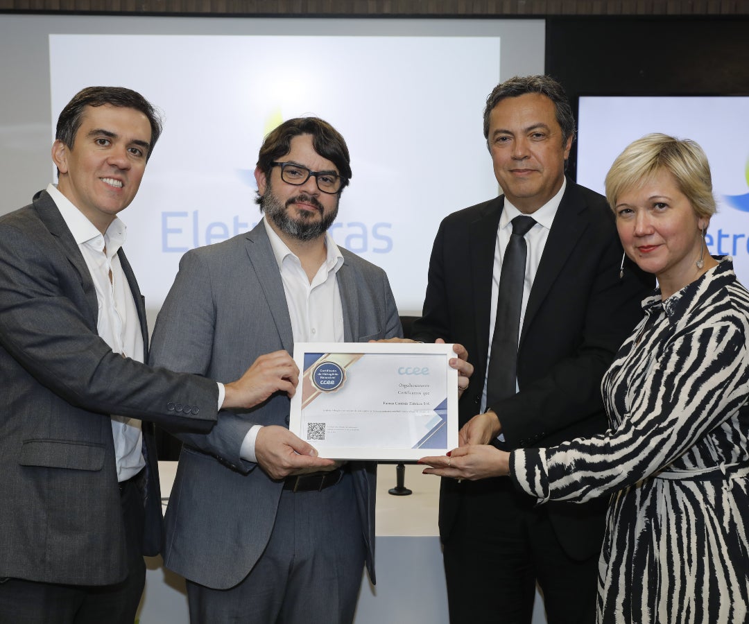 Los vicepresidentes Rodrigo Limp e Italo Freitas junto a los representantes del CCEE, Alexandre Ramos y Talita Porto