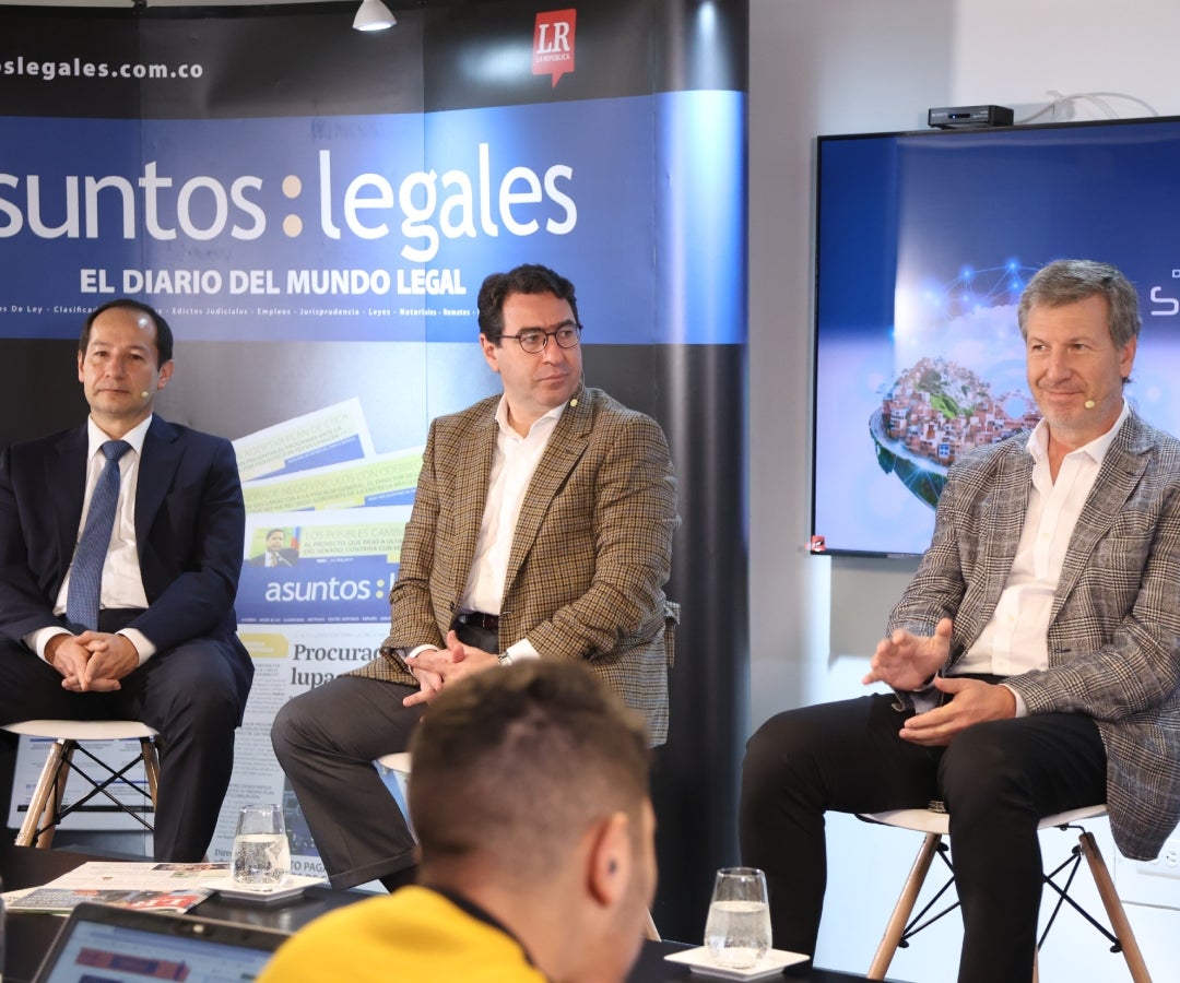 Sergio Sotomayor, asesor 5G del MinTIC; Faihan Alfayez, vicepresidente de Asuntos Corporativos de WOM; y Juan Carlos Archila, presidente de América Móvil Colombia.