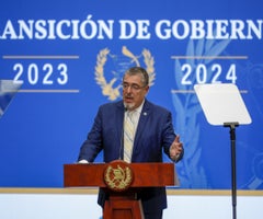 Bernardo Arévalo habla en el Palacio Nacional en la Ciudad de Guatemala