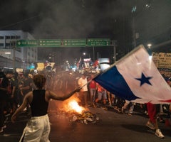 Manifestantes bloquean una carretera durante una protesta contra First Quantum Minerals en Ciudad de Panamá. Sindicatos, ecologistas y estudiantes paralizaron amplias zonas de Panamá, mientras las protestas masivas contra la gigantesca mina de cobre de FQM no muestran signos de remitir.