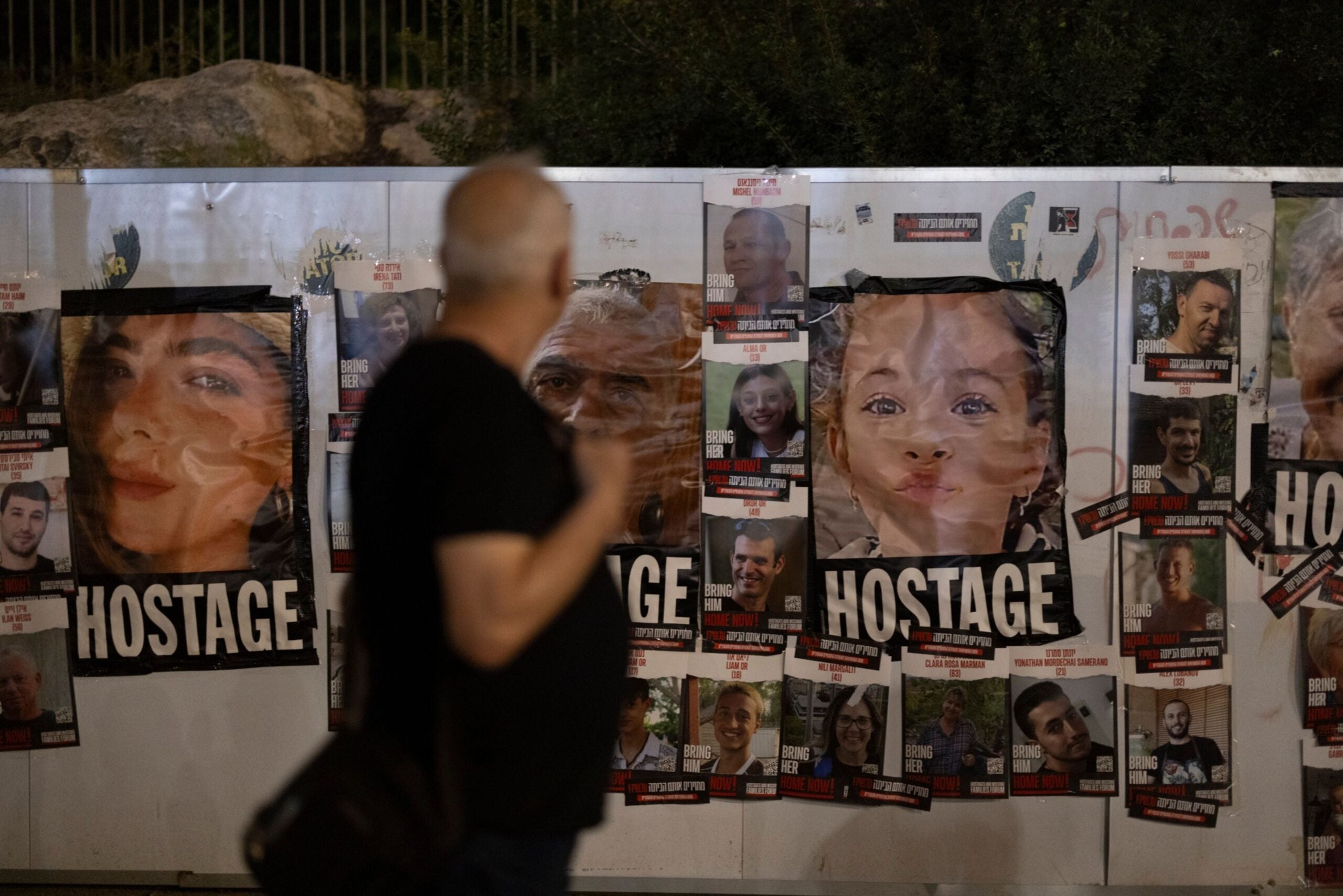 Carteles de rehenes israelíes