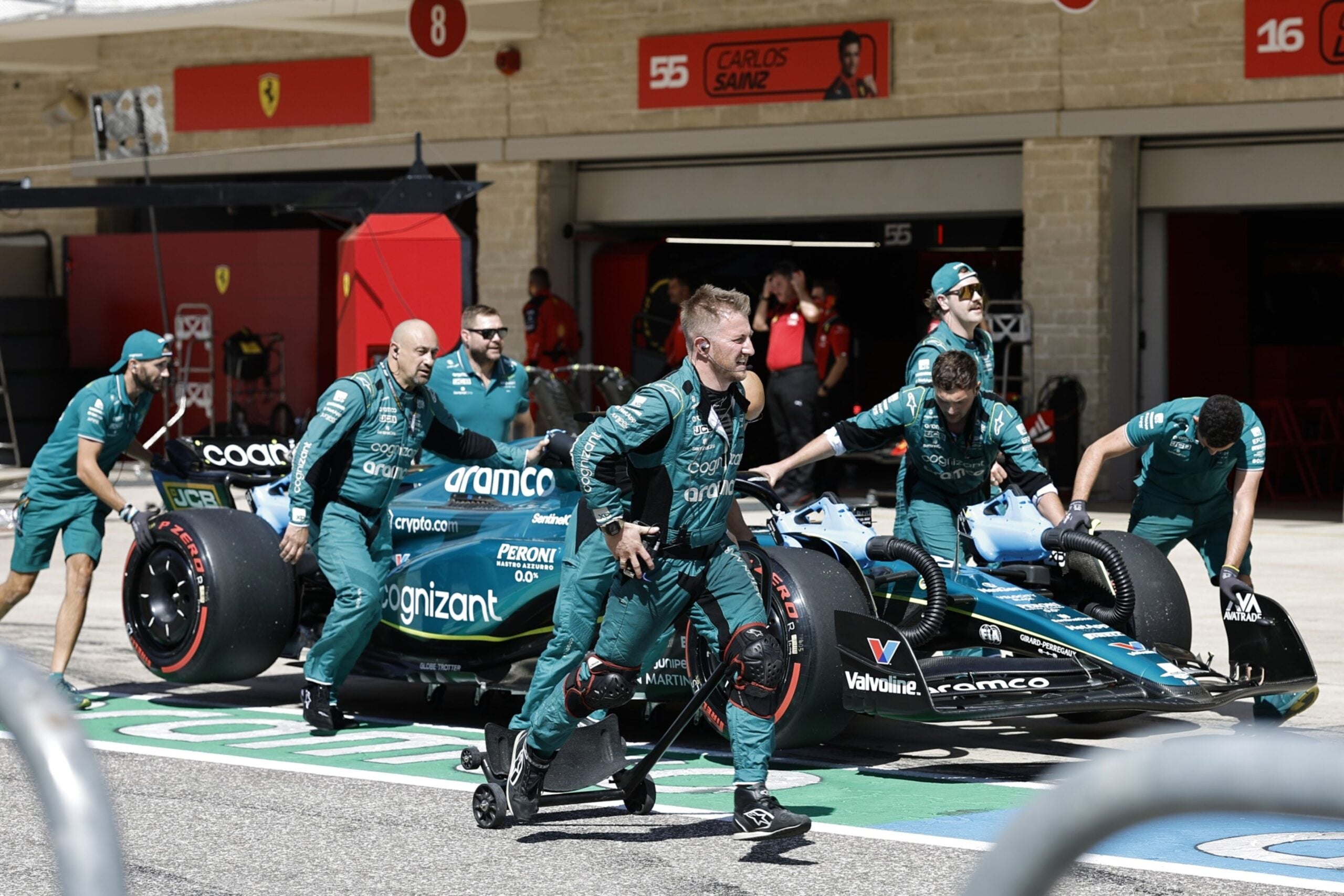 Mecánicos de Aston Martin