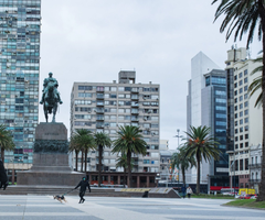 Muchos inversores han decidido mover su capital a Montevideo para obtener una renta en dólares ante la imposibilidad de hacerlo en Argentina