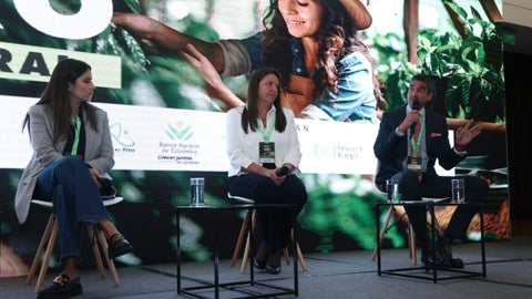 Angélica María Quiroga, directora de sostenibilidad de Incauca; Carolina Montes Rodríguez, gerente de ventas de Corteva Agriscience y Hernando Chica Zuccardi, presidente del Banco Agrario de Colombia.