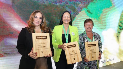 Carolina Gómez, CEO de Nat Green International; Daniela Rayo, creadora de Fertirayo; y Rosa Duque, representante legal de la Asociación de Mujeres Buscando Futuro