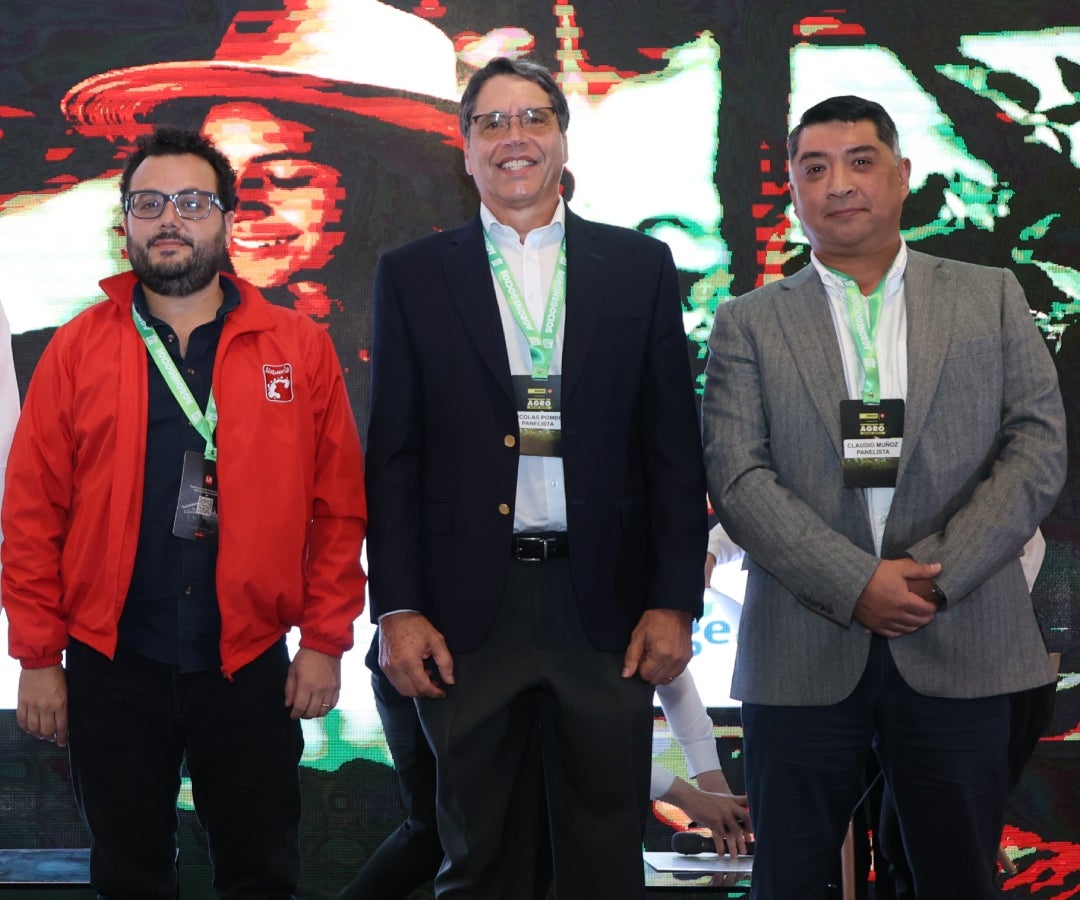 Juan Camilo Padilla, gerente de sostenibilidad de Alquería; Nicolás Pombo, director de la división forestal de Smurfit Kappa Colombia;y Claudio Muñoz, director general de Syngenta para la Región Andina.