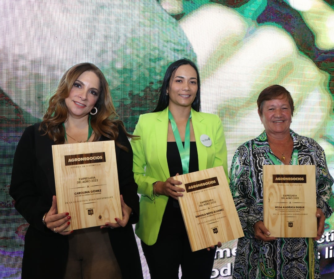 Las ganadoras: Carolina Gómez, CEO de Nat Green International; Daniela Rayo, creadora de Fertirayo; y Rosa Angélica Duque, de la Asociación de Mujeres Campesinas Buscando Futuro.