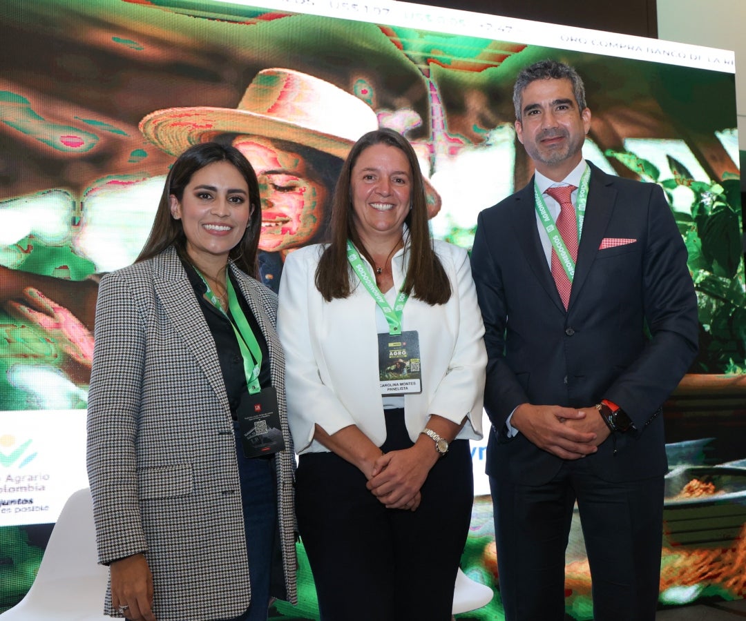 Angélica María Quiroga, directora de Sostenibilidad de Incauca; Carolina Montes, gte. de Ventas de Corteva Agriscience; y Hernando Chica Zuccardi, presidente del Banco Agrario.