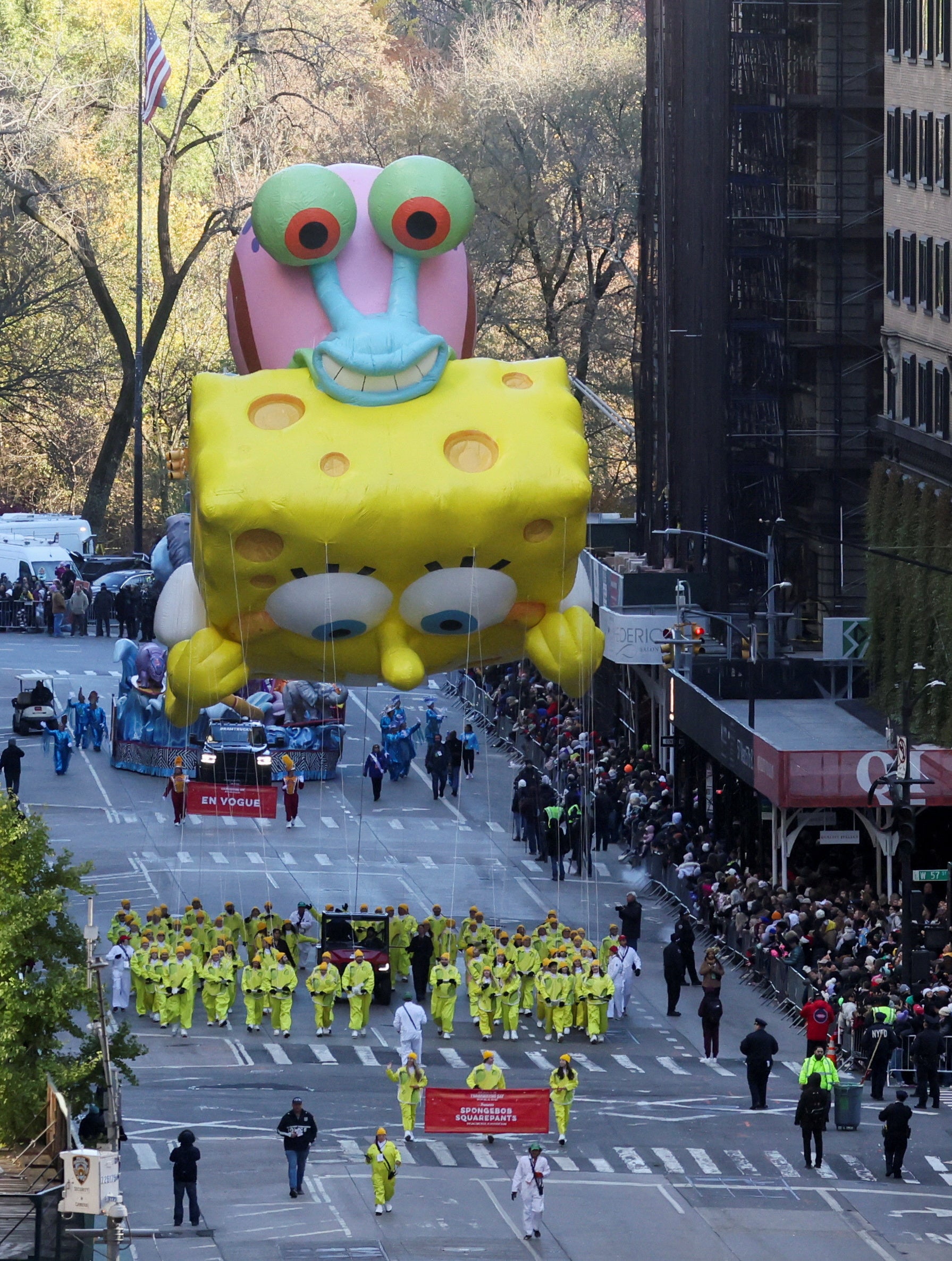 Globos de personajes animados en el desfile