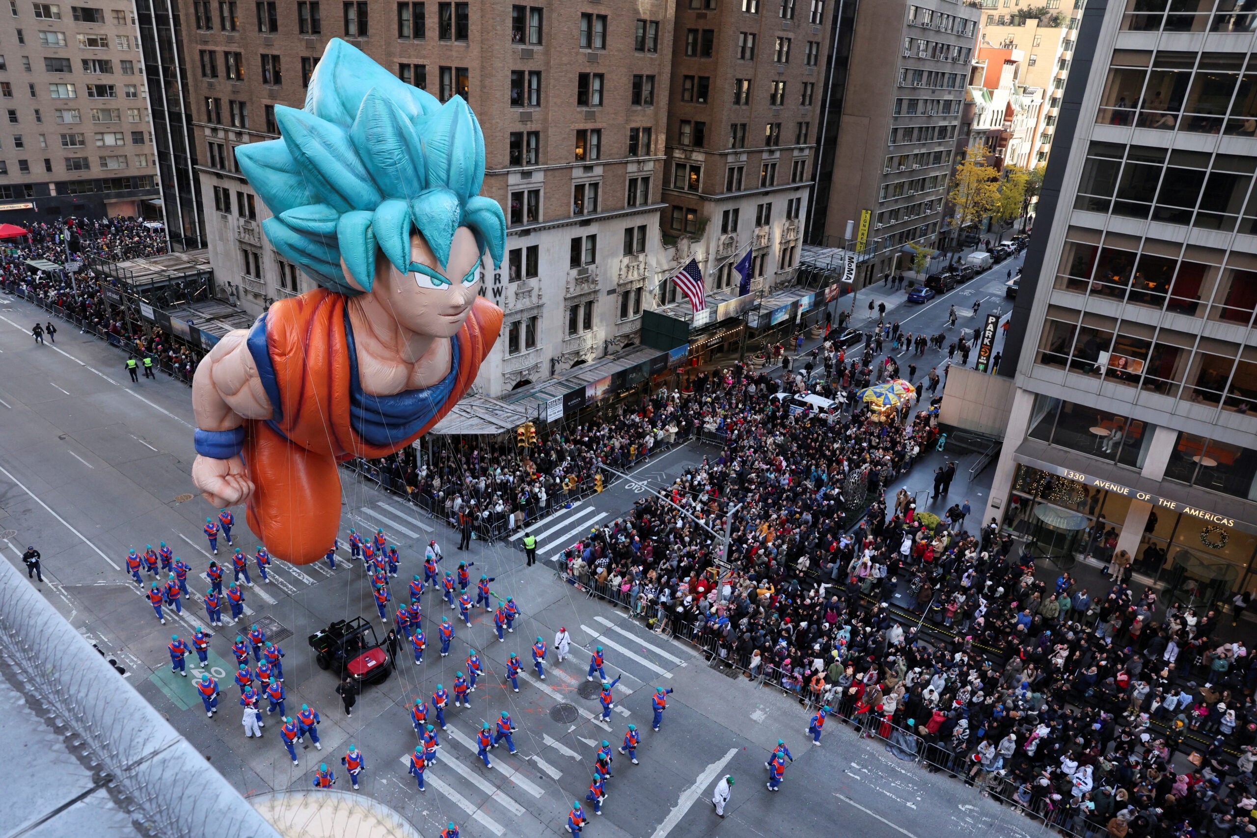 Globos de personajes animados en el desfile