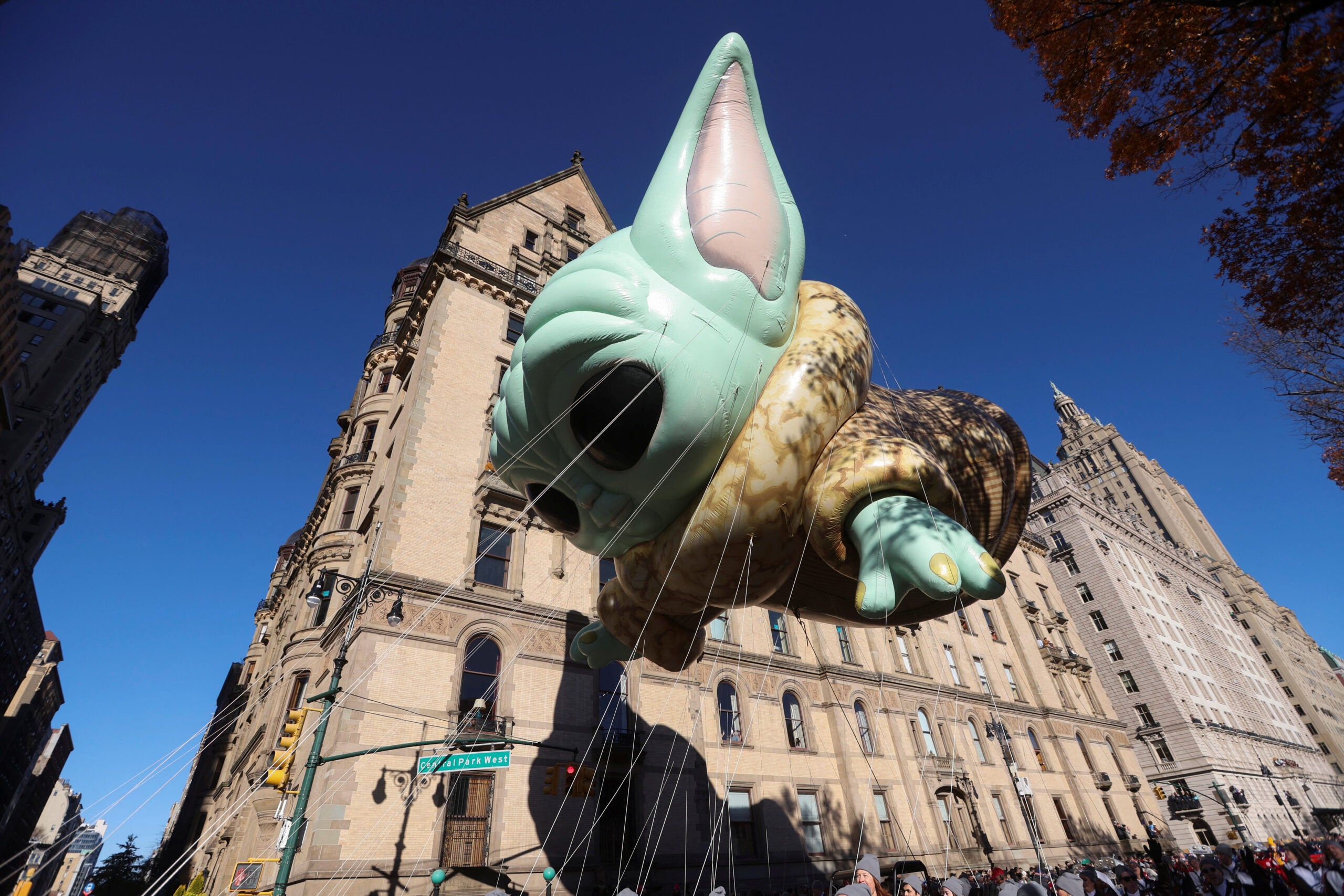 Globos de personajes animados en el desfile