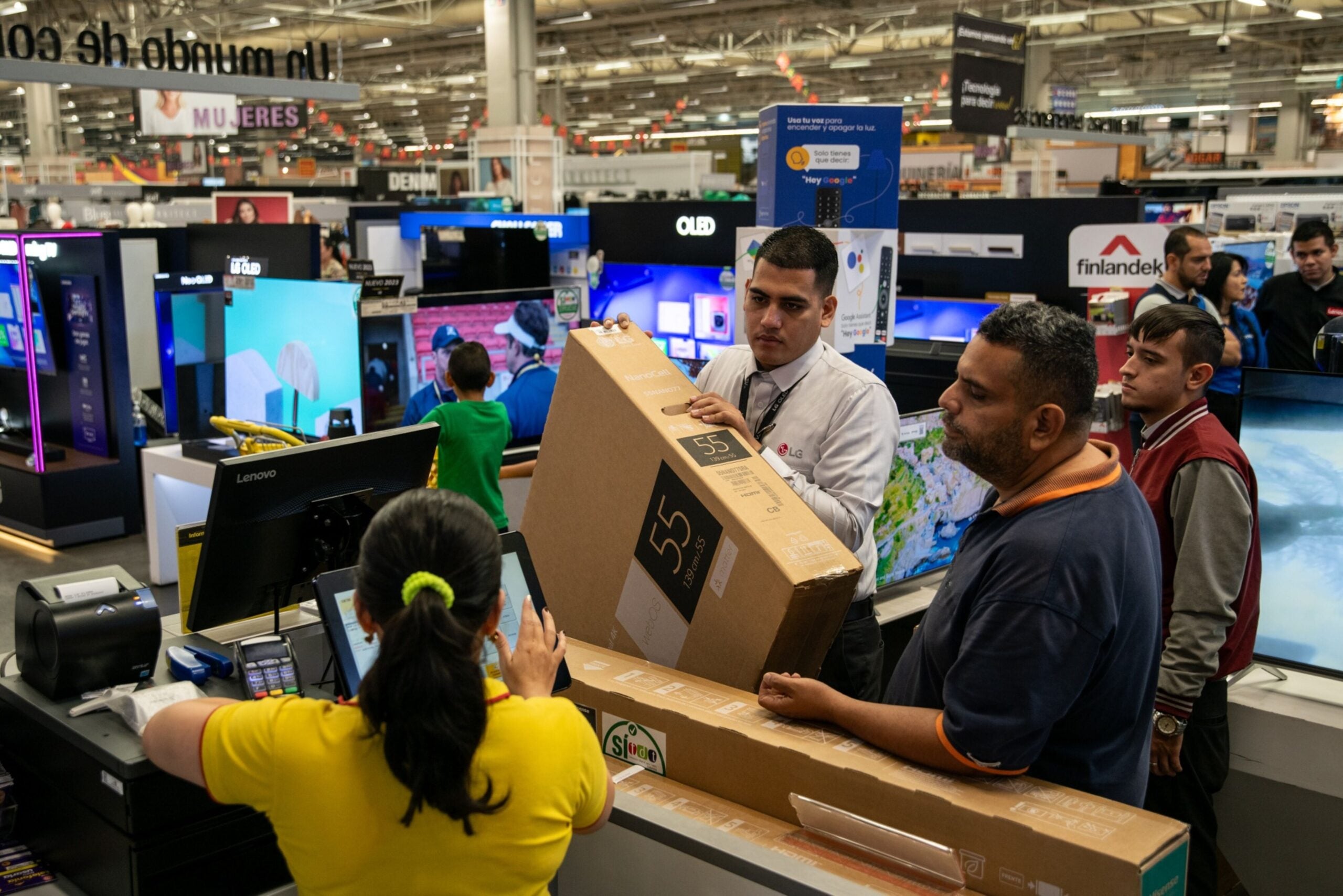 Compradores adquieren televisores en un Éxito de Cali en Black Friday