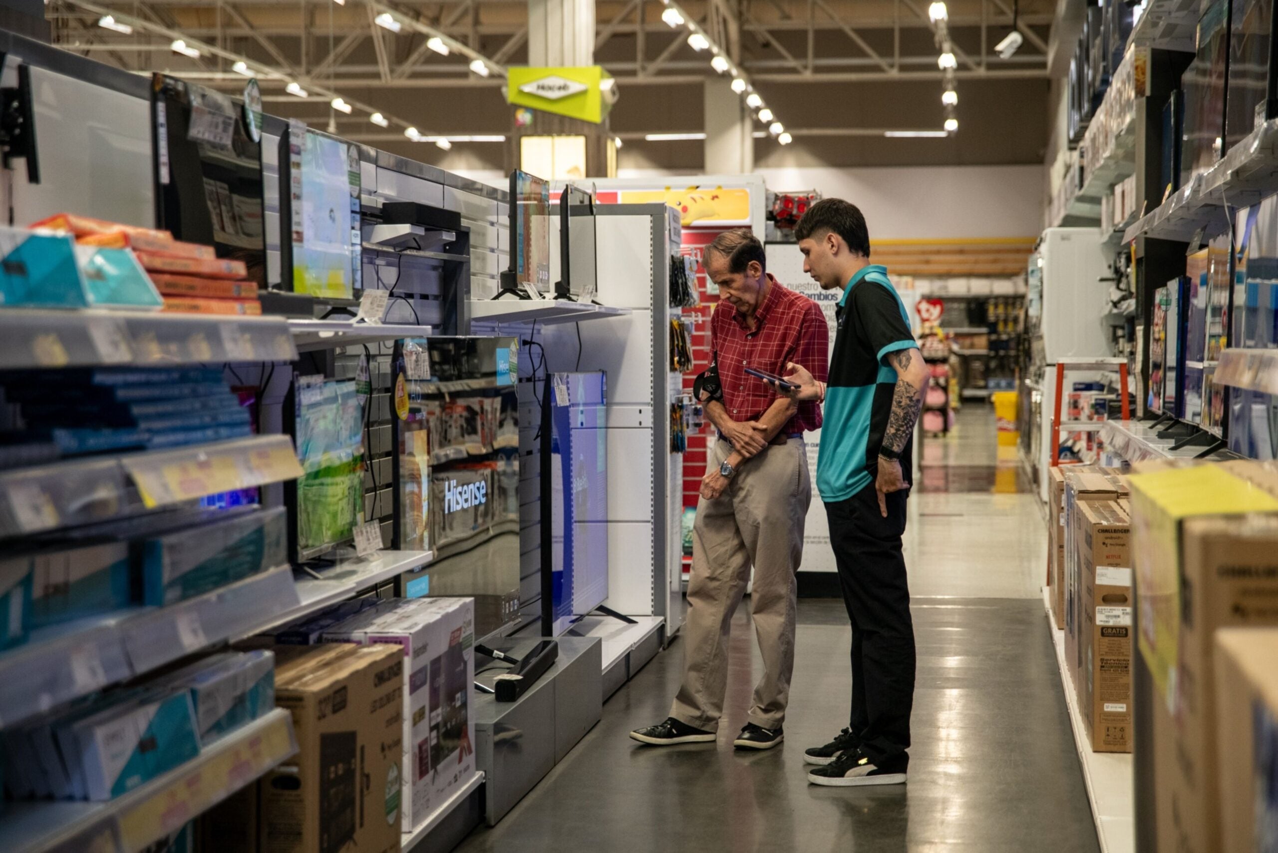 Compradores revisan los precios en Black Friday