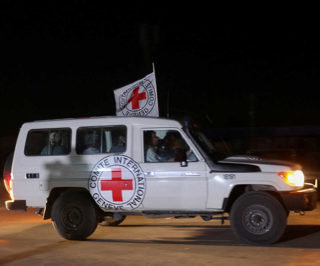 Un vehículo de la Cruz Roja, que forma parte de un convoy que se cree transporta rehenes secuestrados por militantes de Hamás