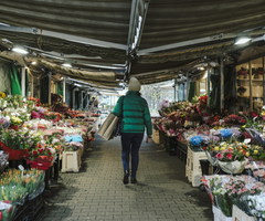 Mujer caminando en un mercado de Varsovia en Polonia.