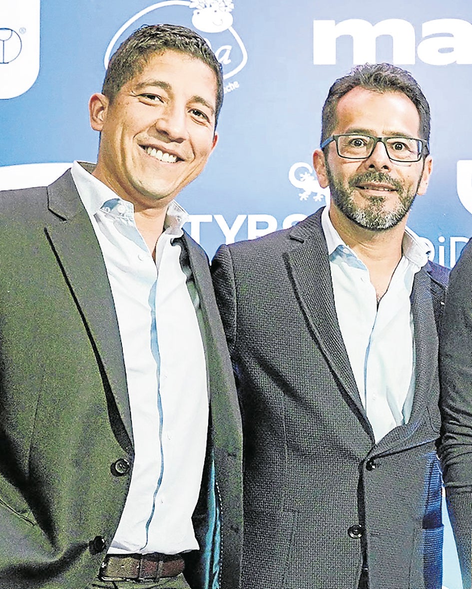 Jasson Hernández, ganador de Bucaramanga, y David Rodríguez, jurado de la competencia