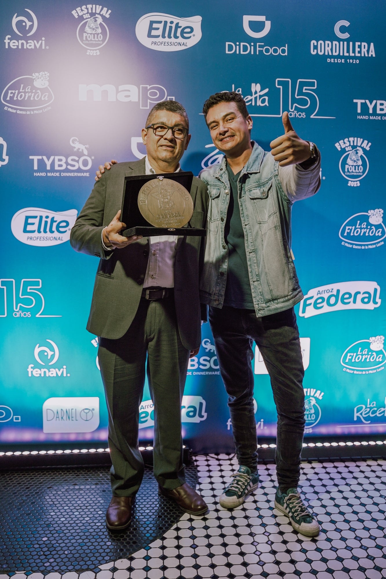 Jasson Hernández, ganador de Bucaramanga, y David Rodríguez, jurado de la competencia