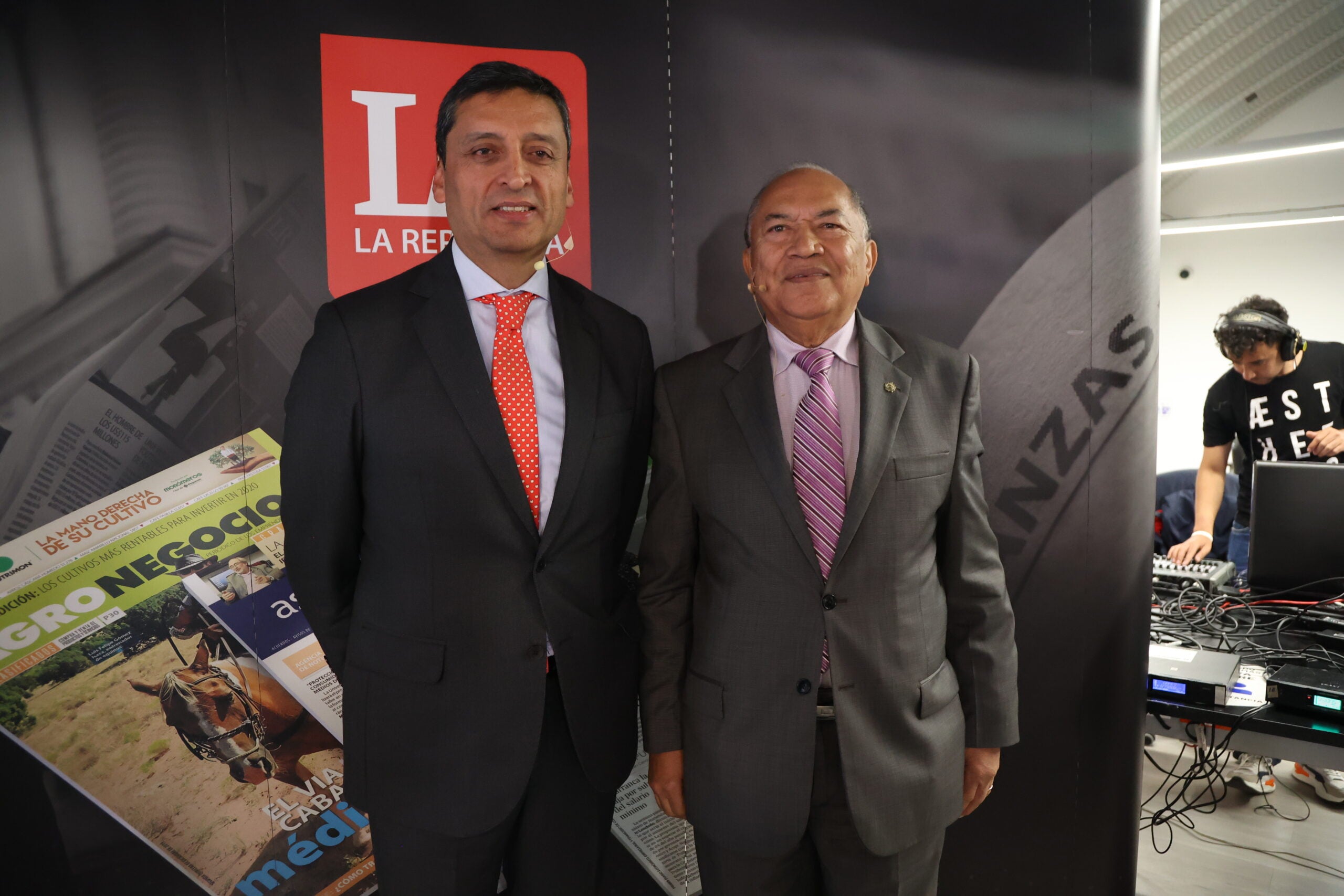 John Jairo Contreras, vicepresidente de Clientes y Soluciones Energéticas de Vanti; y Amylkar Acosta Medina, exministro de Minas y Energía