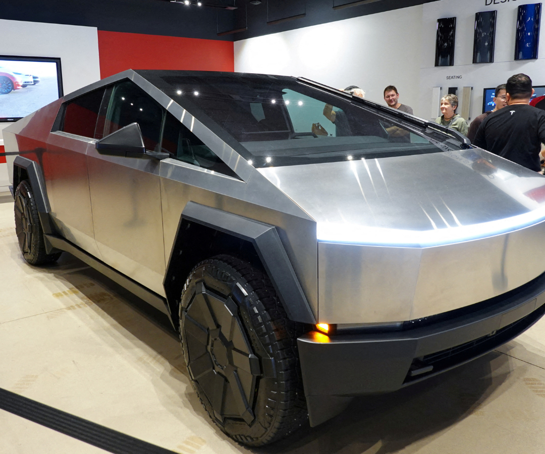El nuevo material de la carrocería de la Cybertruck y su estilo futurista y poco convencional añaden complejidad y costos a la producción