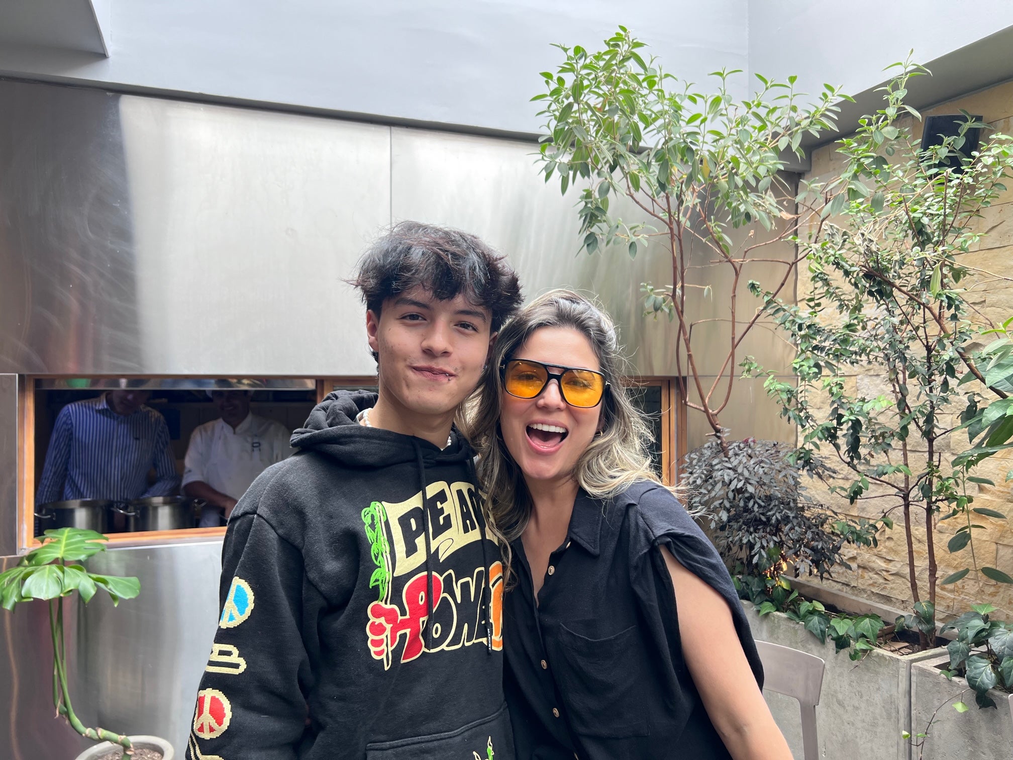 JuanSe Laverde, creador de contenido y Yeimy Gonzalez fueron al lanzamiento