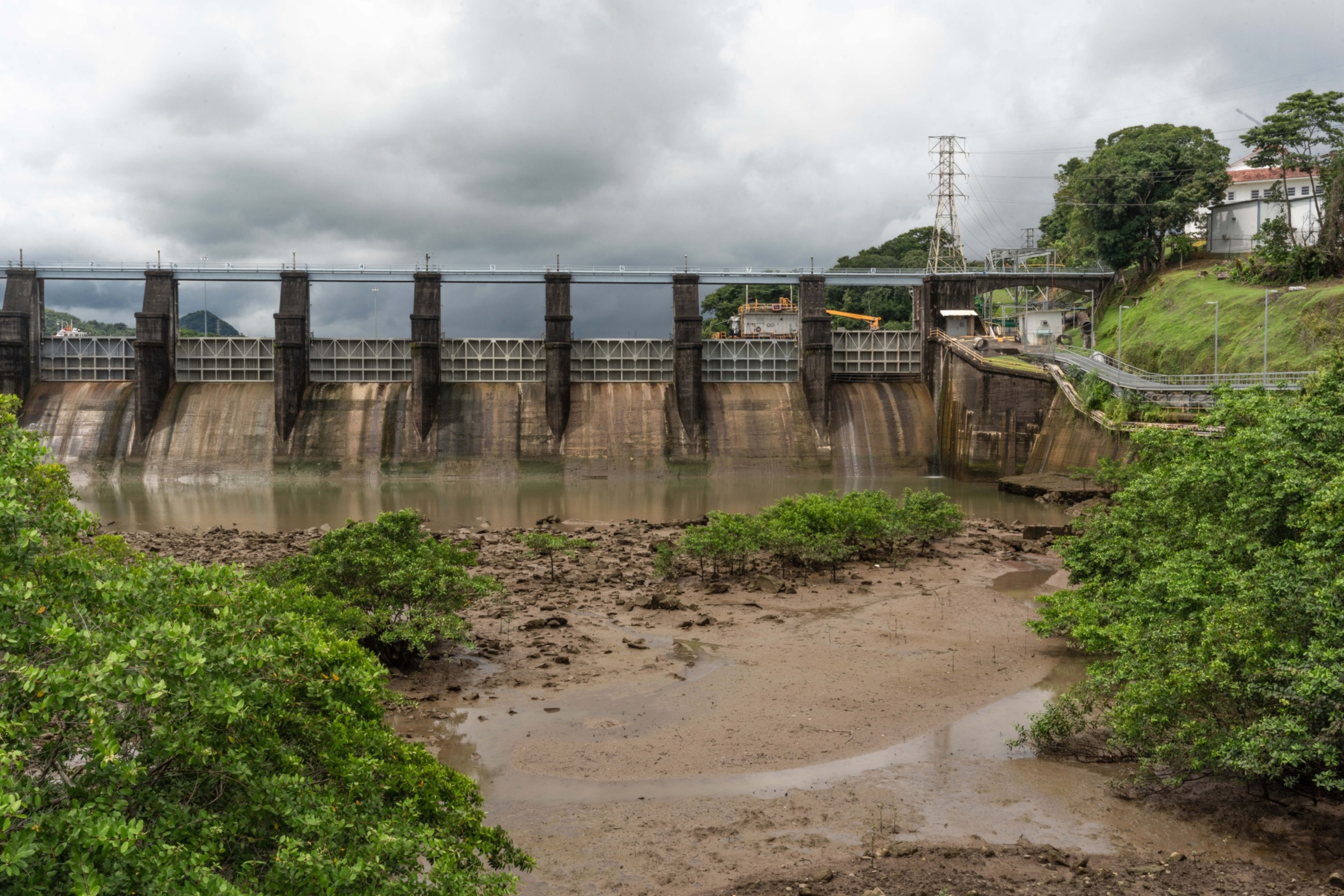 Bajos niveles de agua fuera de las Esclusas de Miraflores del Canal de Panamá