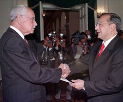 El presidente boliviano Hugo Banzer le da la mano a Víctor Manuel Rocha, entonces embajador de Estados Unidos en Bolivia