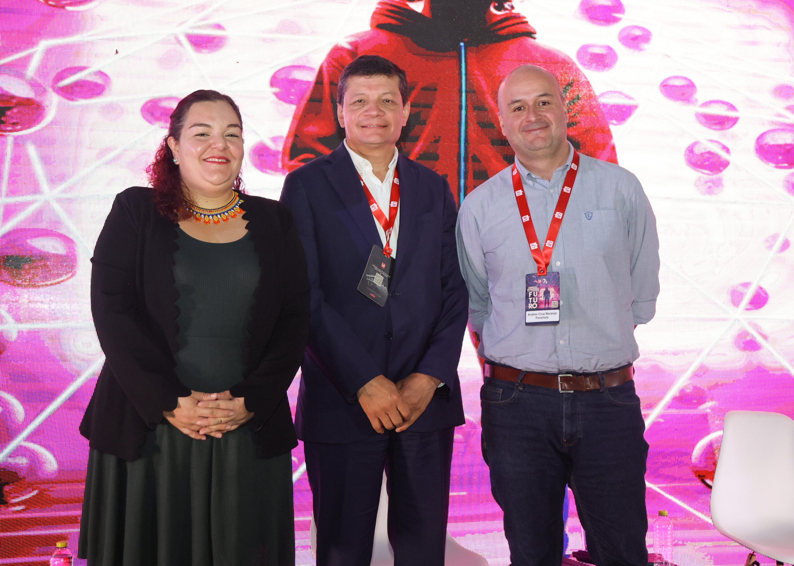 María Camila Díaz, viceministra de Ciencia, Tecnología e Innovación; Reinaldo García, presidente de Siemens Colombia; y Andrés Cruz Naranjo, director de investigación y desarrollo en Buencafé Liofilizado de Colombia.
