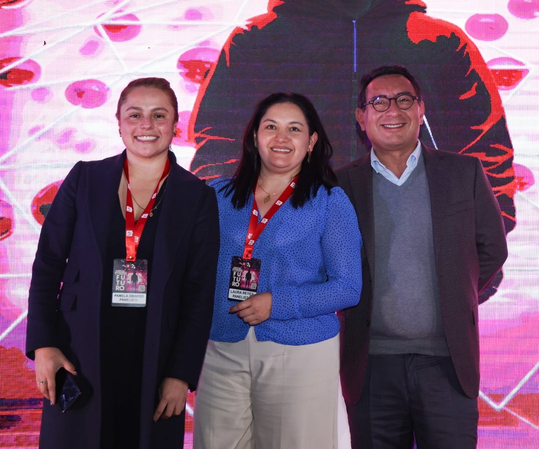 Pamela Obando, gerente general de Grand Strategy; Laura Reyes, directora ejecutiva de Cempre; y Mauricio Olivera, vicerrector administrativo y financiero de la Universidad de los Andes.
