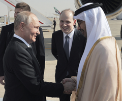 El presidente ruso, Vladímir Putin, es recibido por el ministro de Asuntos Exteriores de Emiratos Árabes Unidos, el jeque Abdulá bin Zayed bin Sultán Al Nahyan