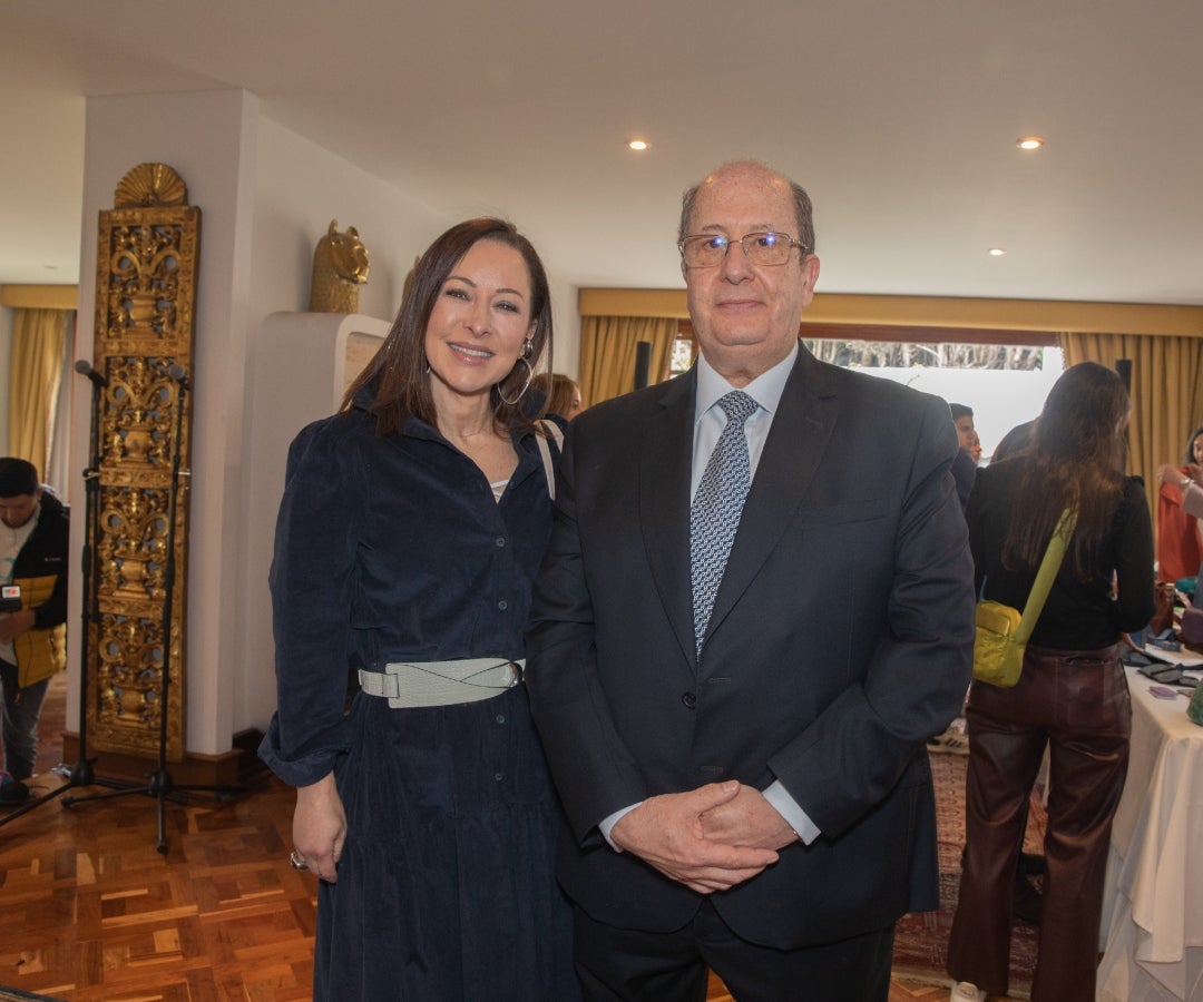Flavia Dos Santos, psicóloga y sexóloga, y Marcelo Dalmasso, agregado Cultural de Chile en Colombia.