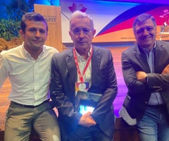 Martín Jaramillo, director del Centro de Gerencia y Empresa de la Universidad Eafit; Álvaro Uribe, expresidente de Colombia; y Diego Gómez, director de Ecsim.