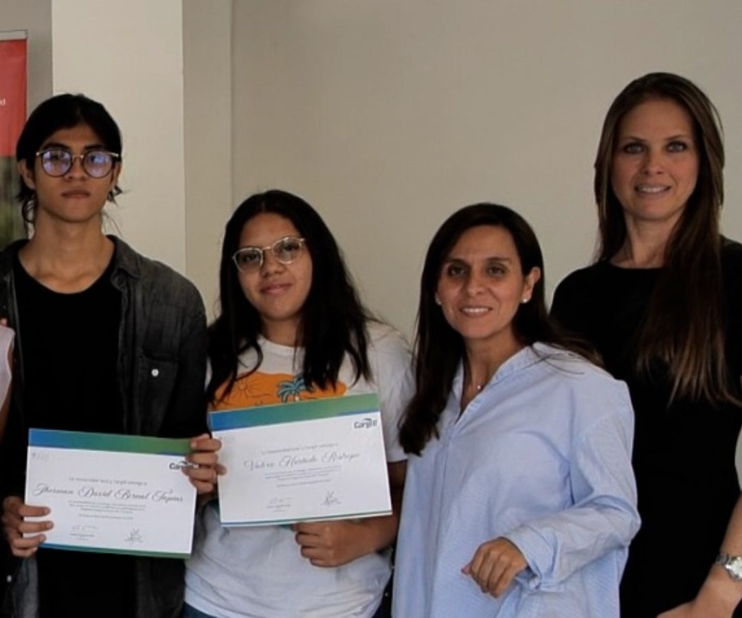 Jhorman Bernal, estudiante becado; Valerie Hurtado, estudiante becada; Diana Huertas, directora de ética y cumplimiento de Cargill; y María Bonilla, líder legal de Cargill.