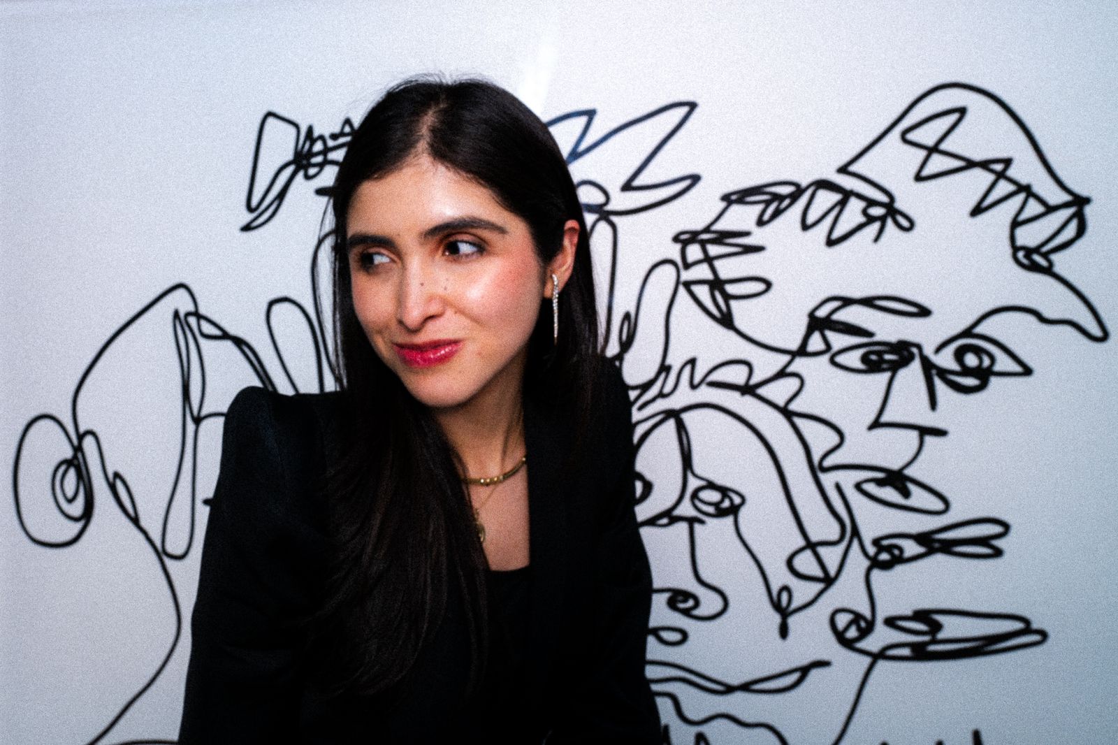 Fira ha ganado reconocimiento en el mundo del arte como la primera criptoartista colombiana y por su éxito con los NFTs.