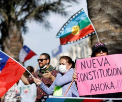 Chilenos pidiendo una nueva constitución