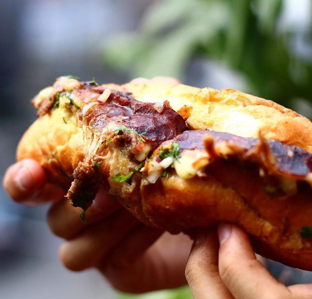 Torta de suadero acompañada con guacamole